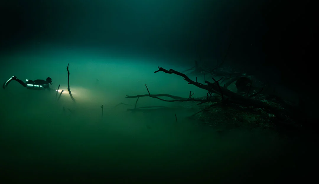 Buceador sobre la nube de sulfuro del cenote Angelita